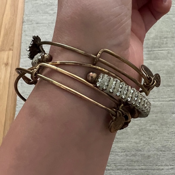 Stack of bracelets - Picture 5 of 7